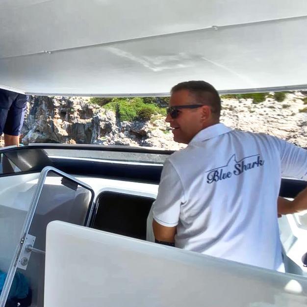 Blue Shark Boat Tours & Transfers from split crew in action