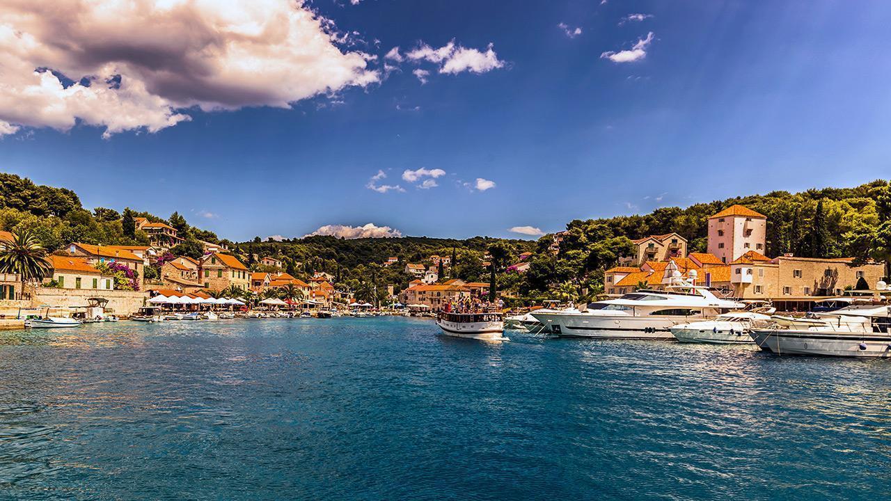 Die kleine Stadt Maslinica auf der Insel Šolta