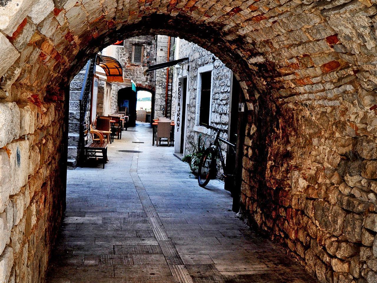 Straßenrestaurants in der Stadt Trogir