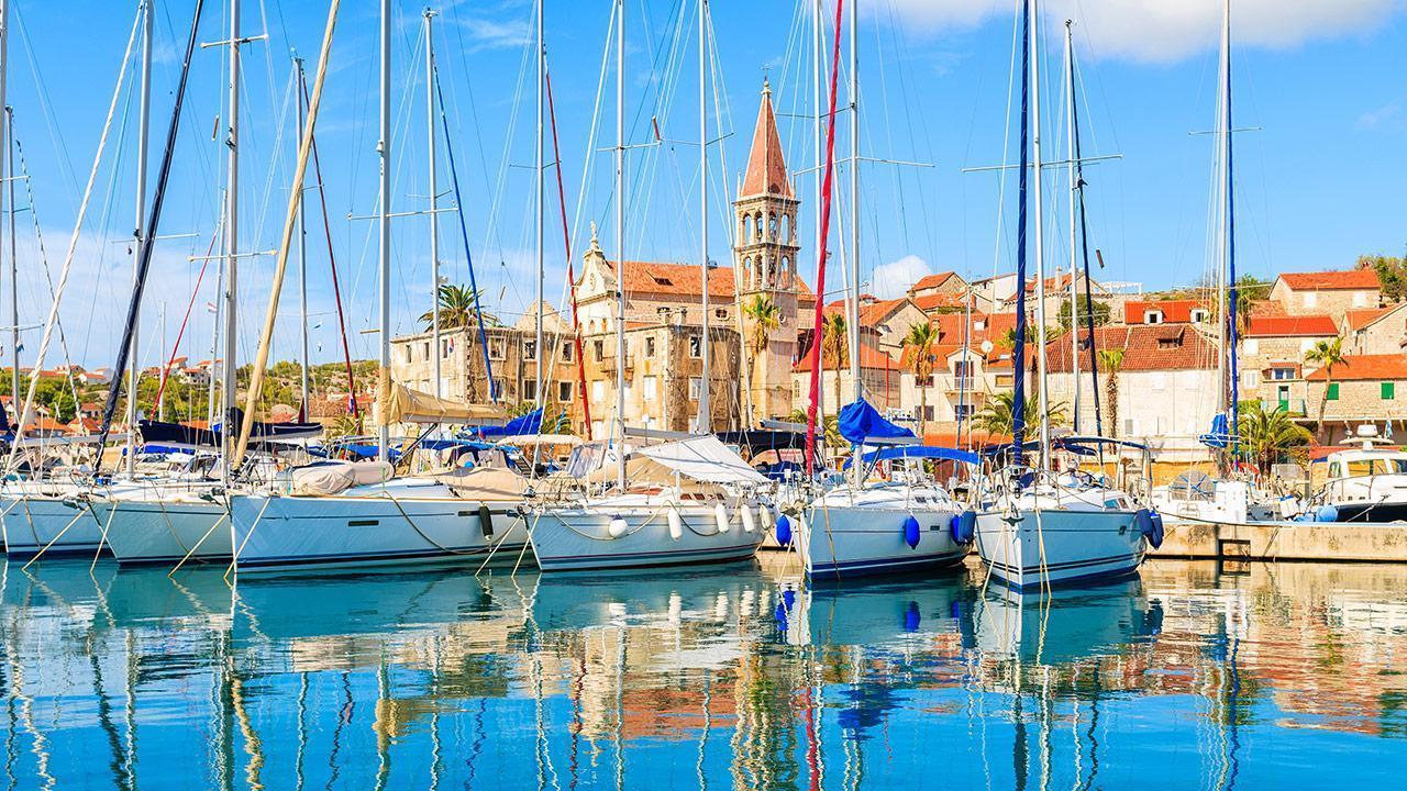 Stadt Milna auf der Insel Brač von Blue Shark aus Split private Touren