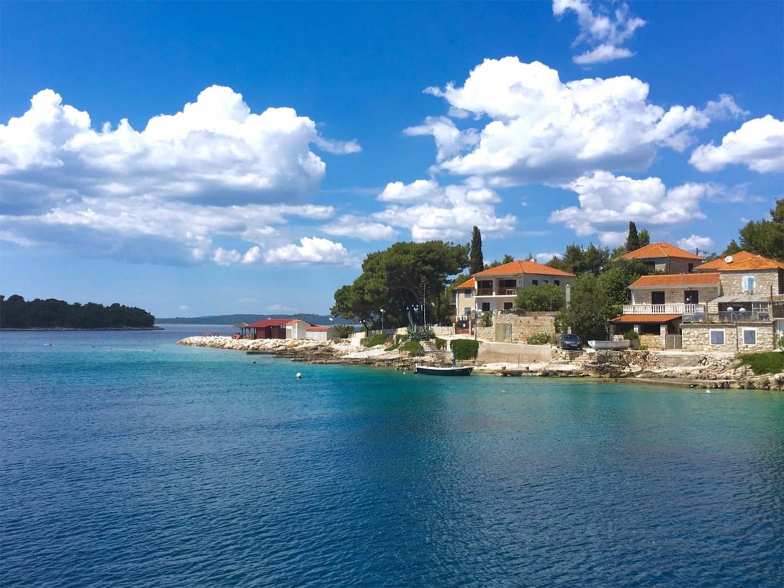 Famous costal town of Maslinica with prime transfer by Blue Shark Split