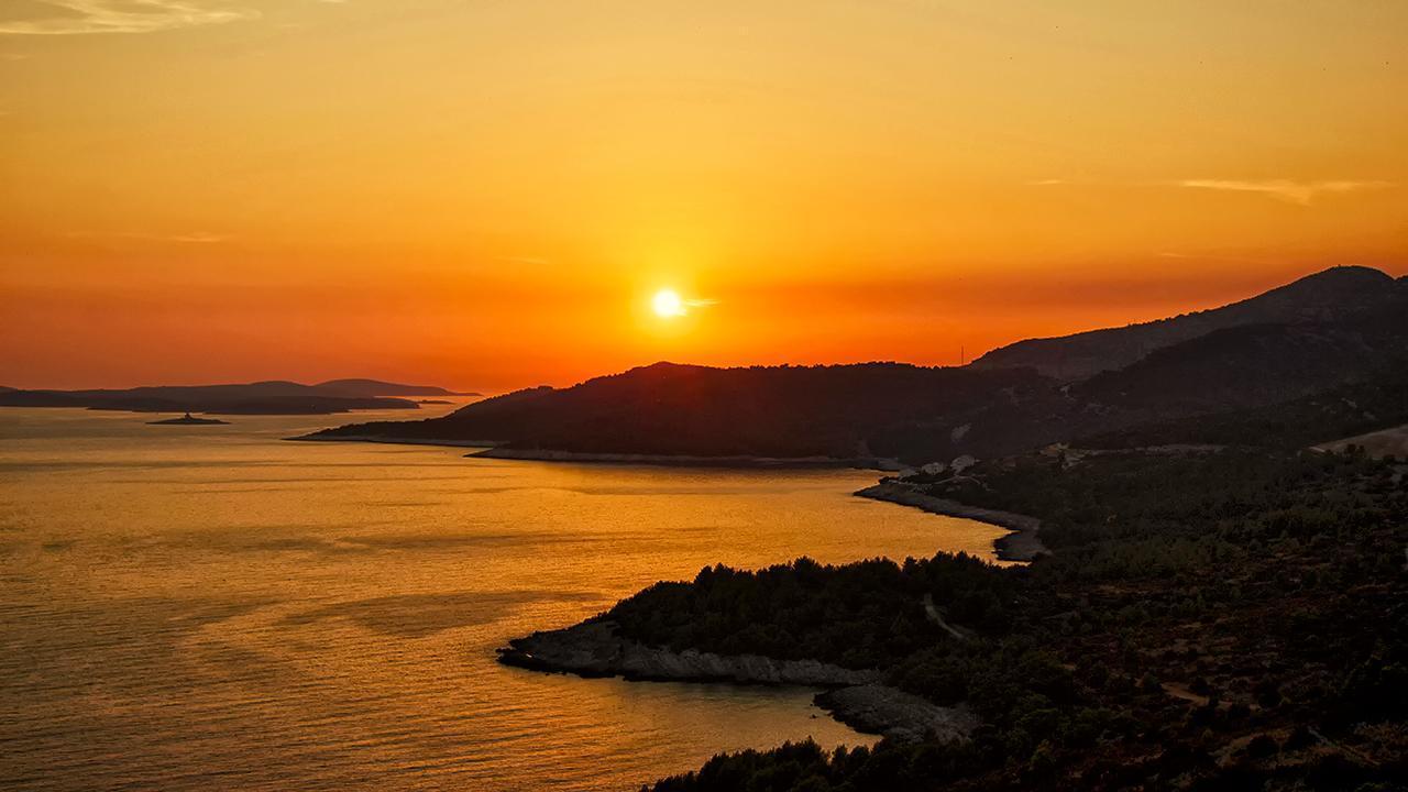 Die Adriaküste bei einem atemberaubenden Sonnenuntergang