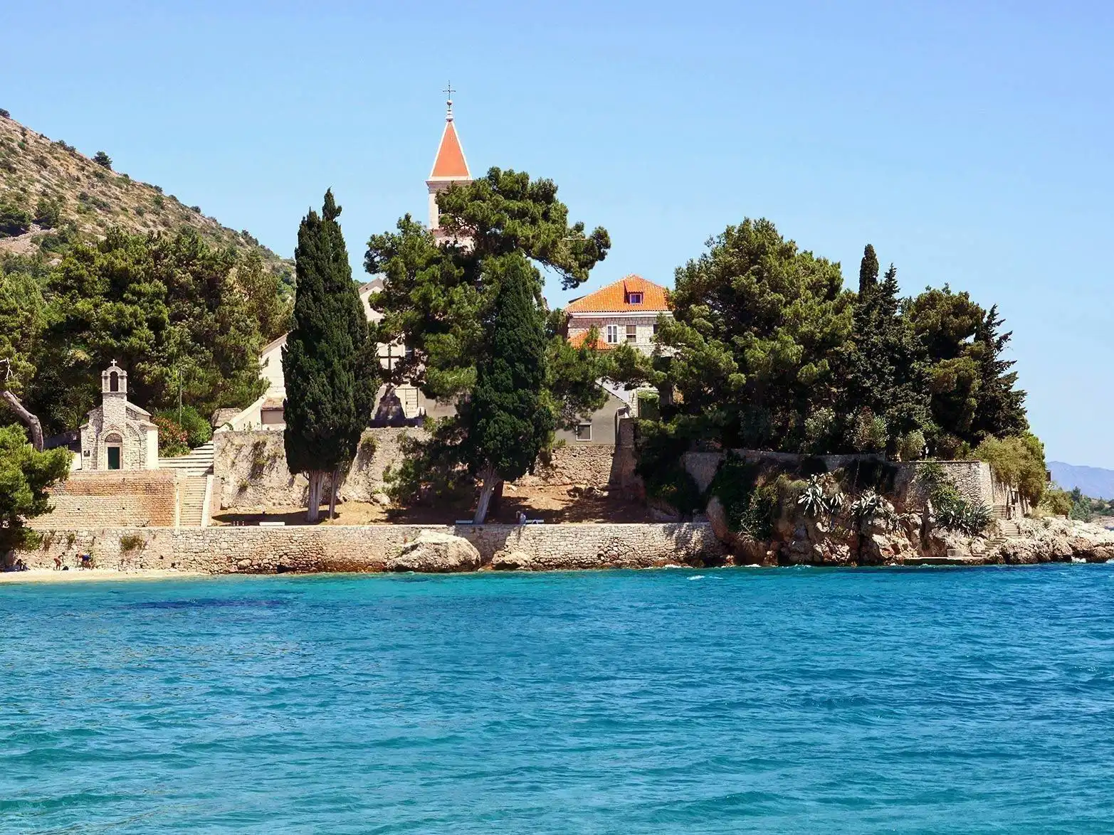 Die wunderschöne Insel Brač und die Stadt Bol auf der Blue Shark Tour