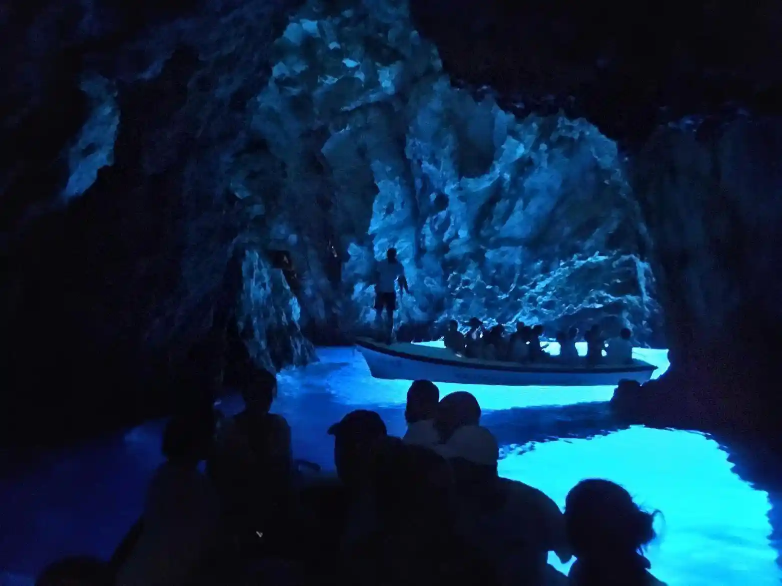 Blue Grotte bei der Insel Biševo mit Blue Shark Privatführung