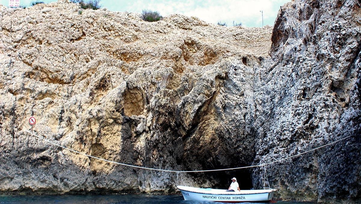 The submarine-like entrance in the cave with Blue Shark Split the day tours momment