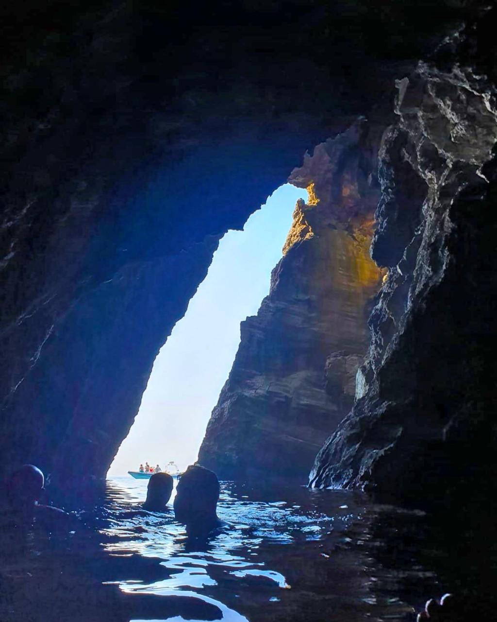 The unique game of the light beam at the entrance